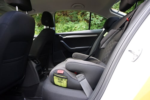 Бустер с изофиксом HEYNER SafeUp Fix XL в расцветке Koala Grey на сидении автомобиля